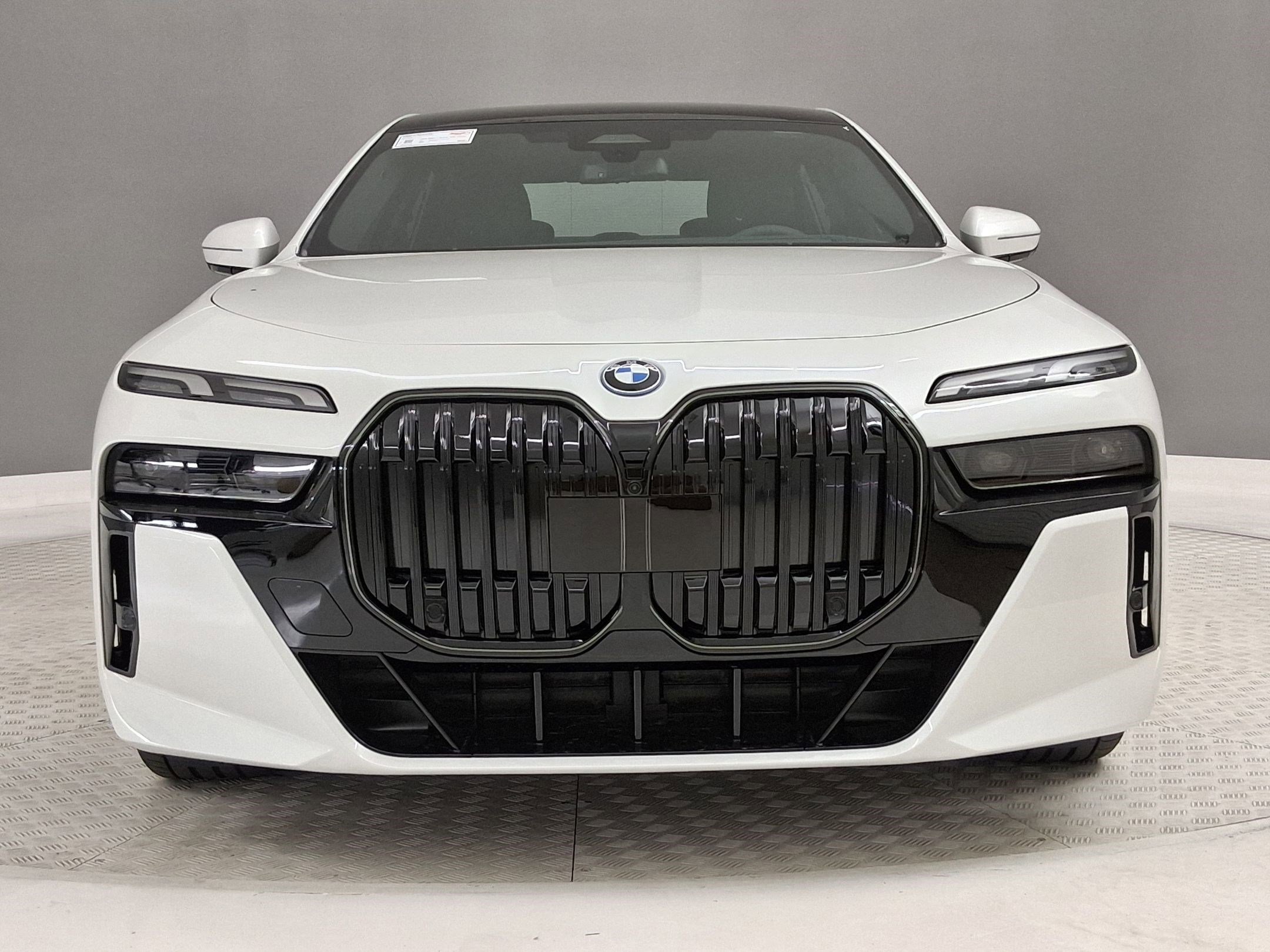 New 2026 BMW 750e xDrive w/ Premium Package AWD/4WD image 4