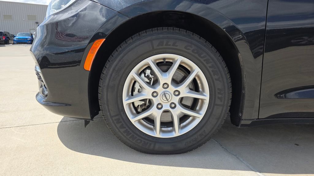 Used 2023 Chrysler Pacifica Touring-L FWD image 10