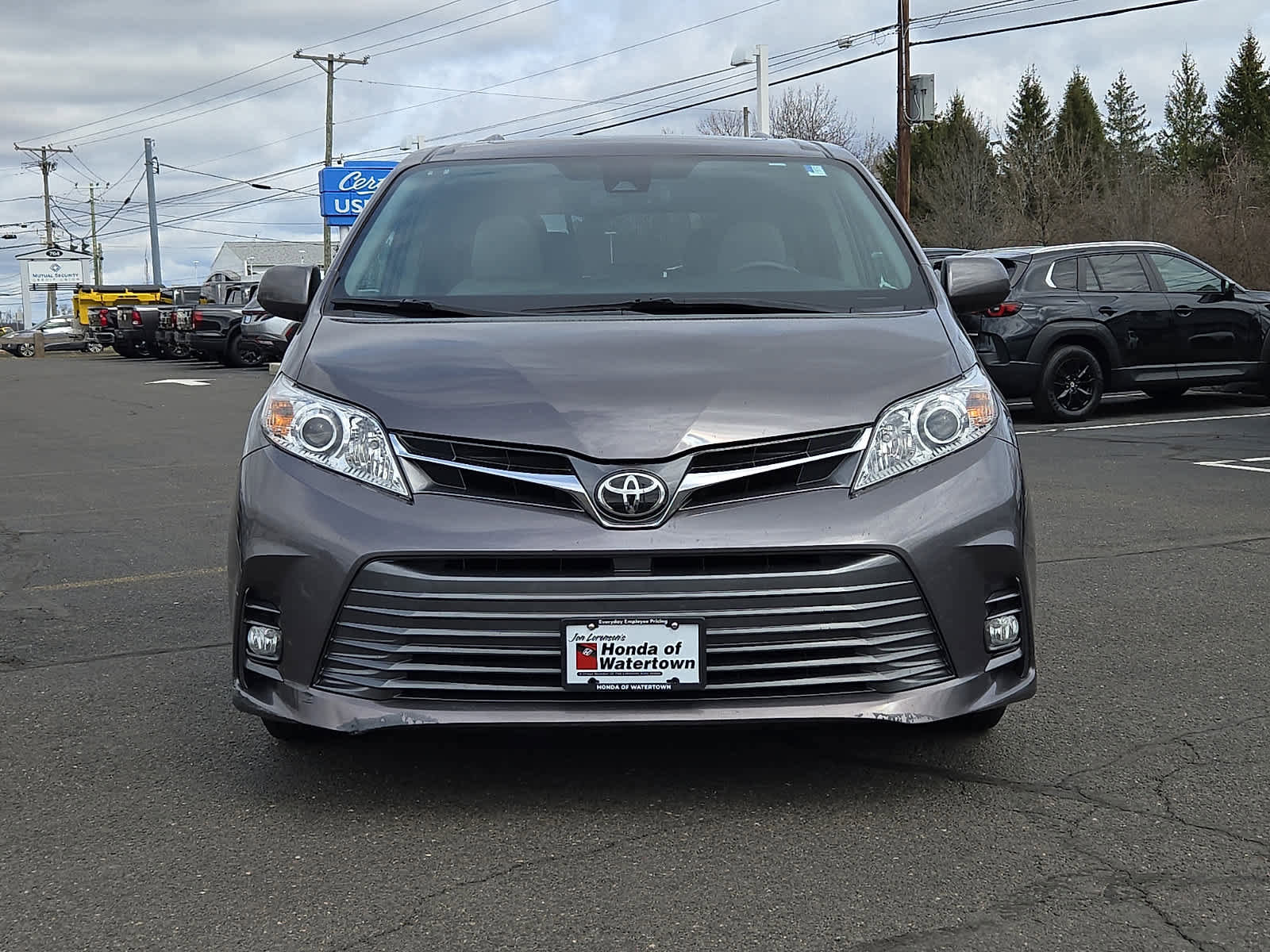 Used 2018 Toyota Sienna XLE FWD image 2