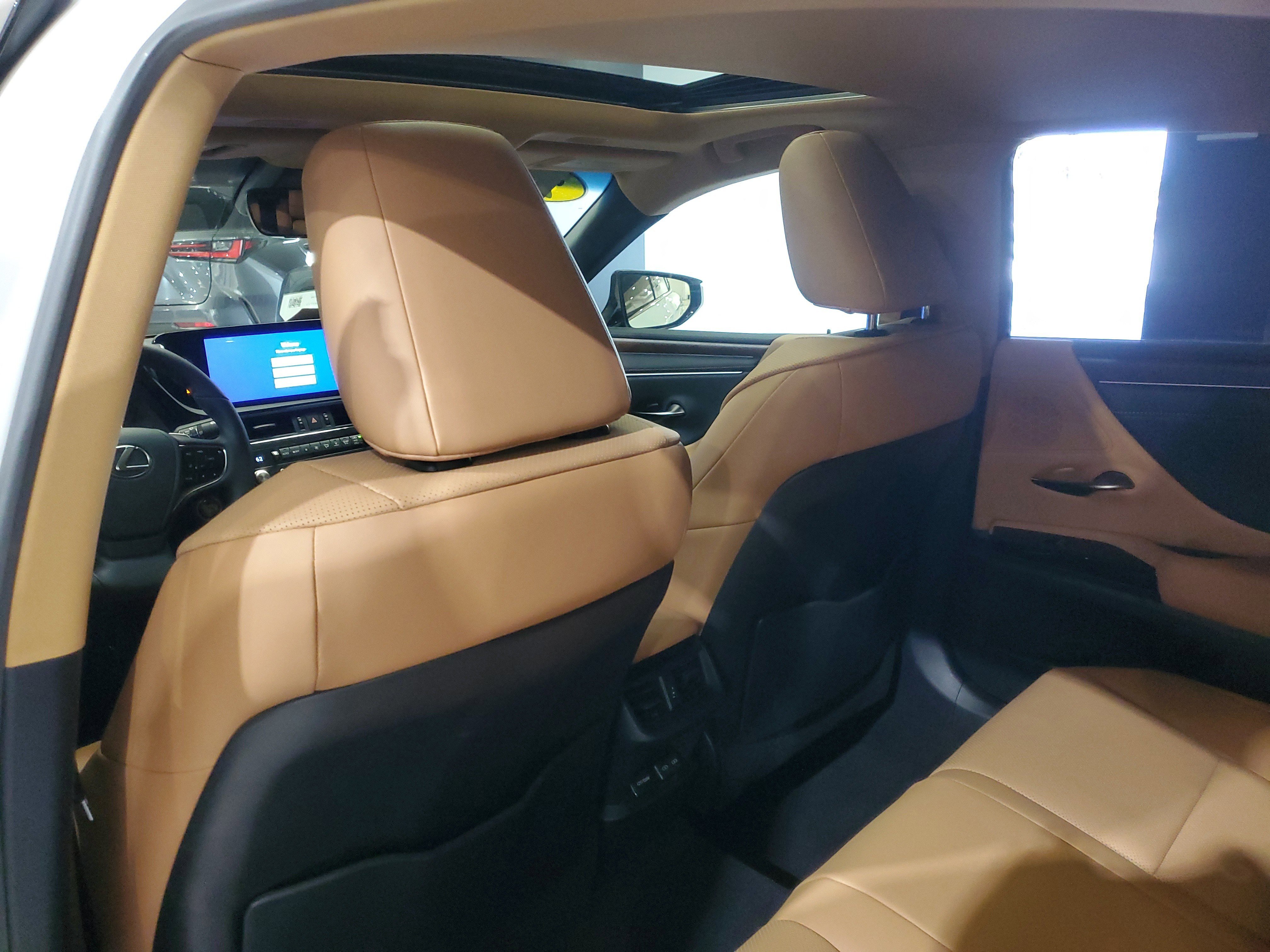 Used 2025 Lexus ES 300h w/ Premium Package image 14