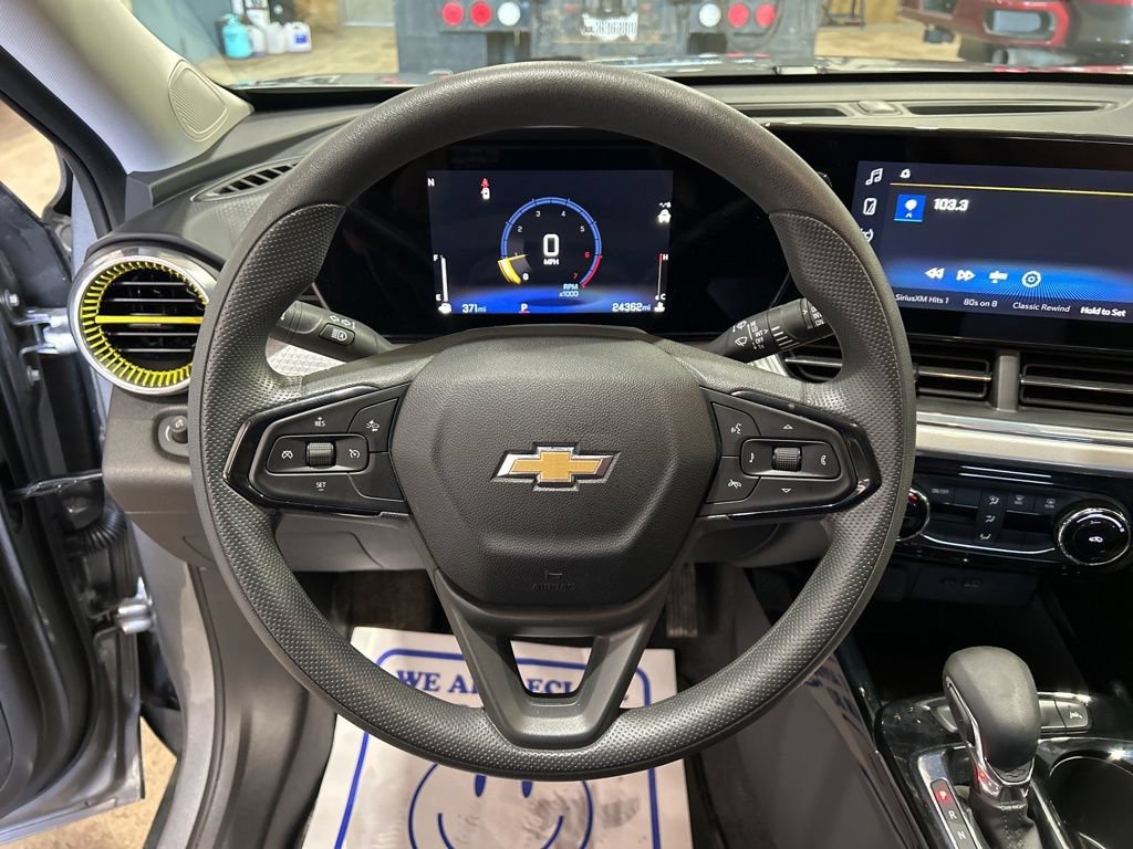 Used 2025 Chevrolet Trax LT FWD image 21