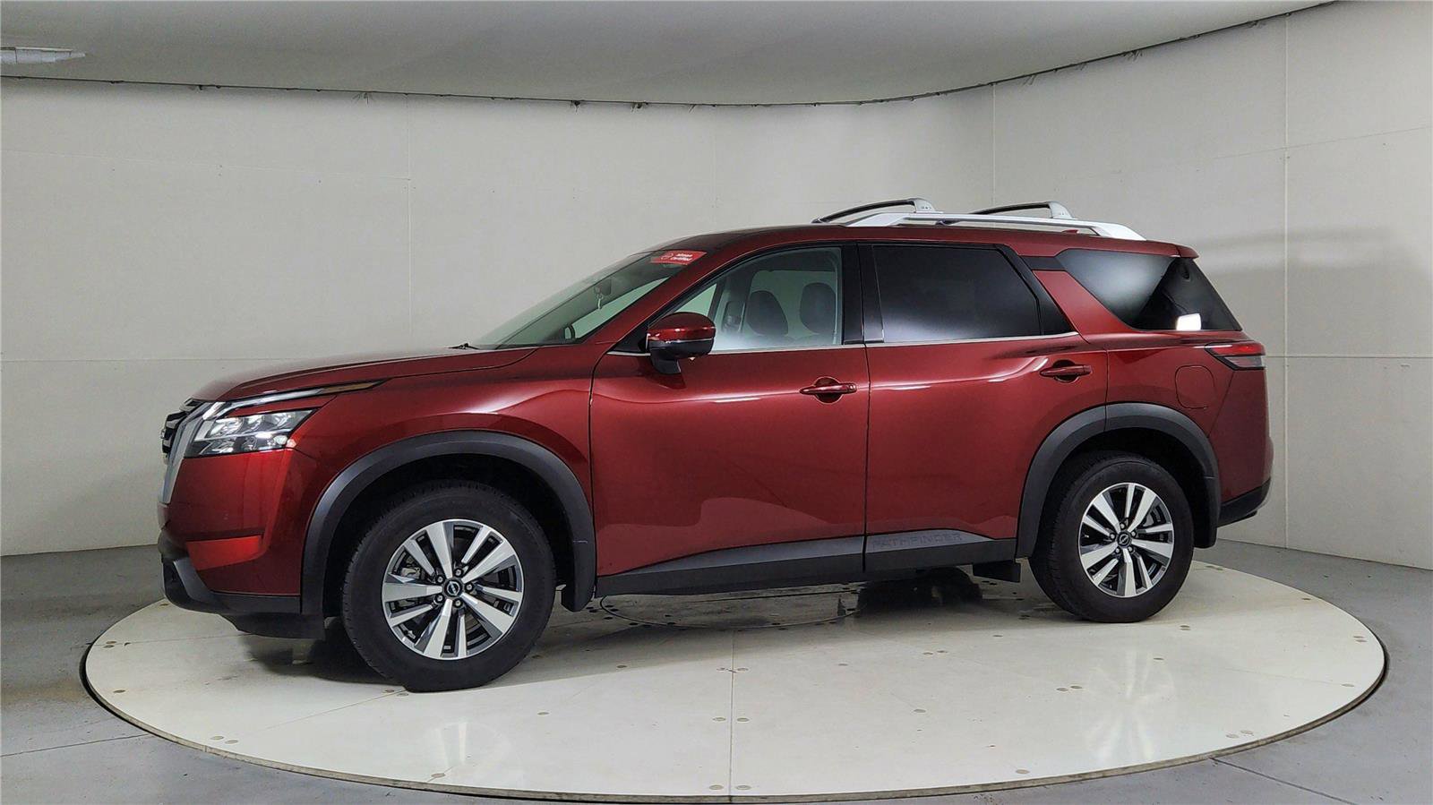 Used 2024 Nissan Pathfinder SL image 3