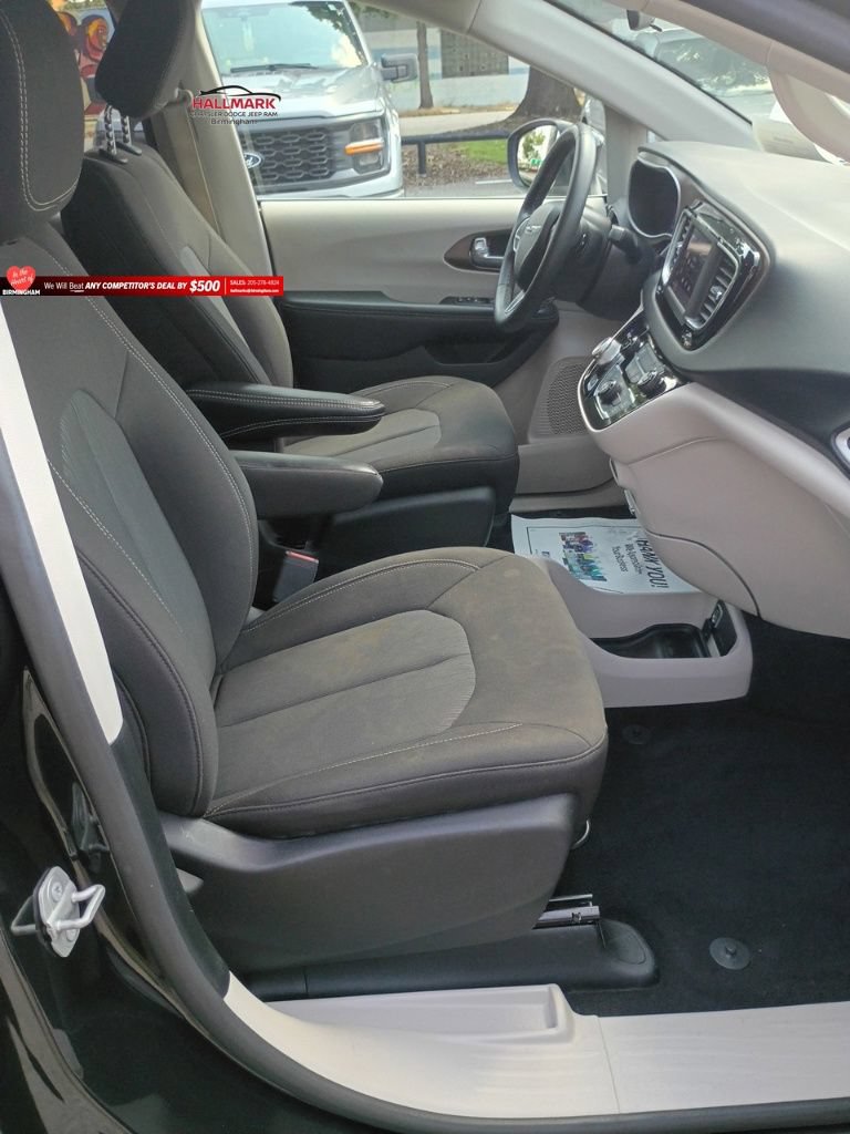 Used 2022 Chrysler Voyager LX FWD image 25
