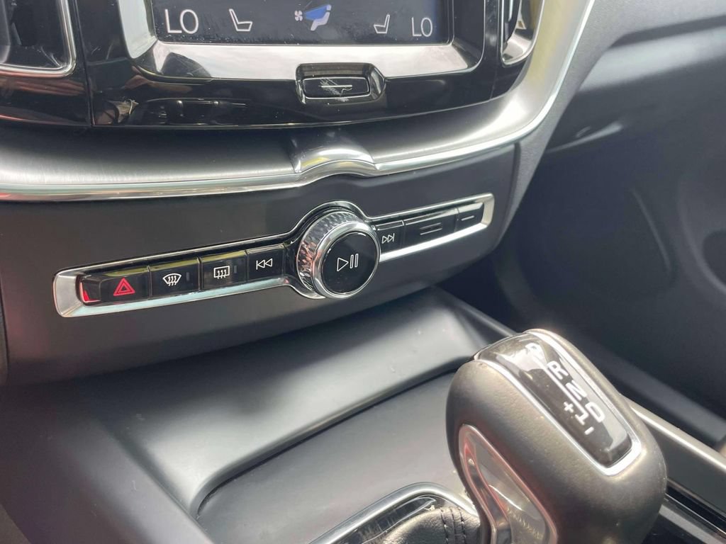 Used 2019 Volvo XC60 T5 Momentum w/ Multimedia Package AWD/4WD image 29