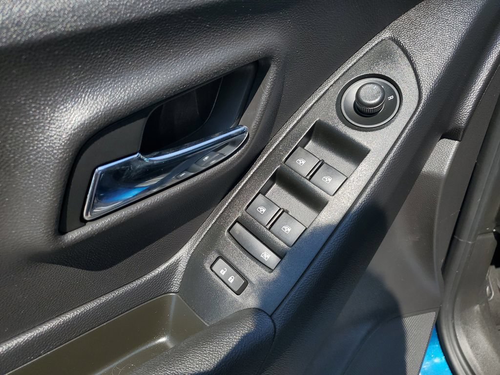 Used 2019 Chevrolet Trax LT w/ LT Convenience Package AWD/4WD image 20