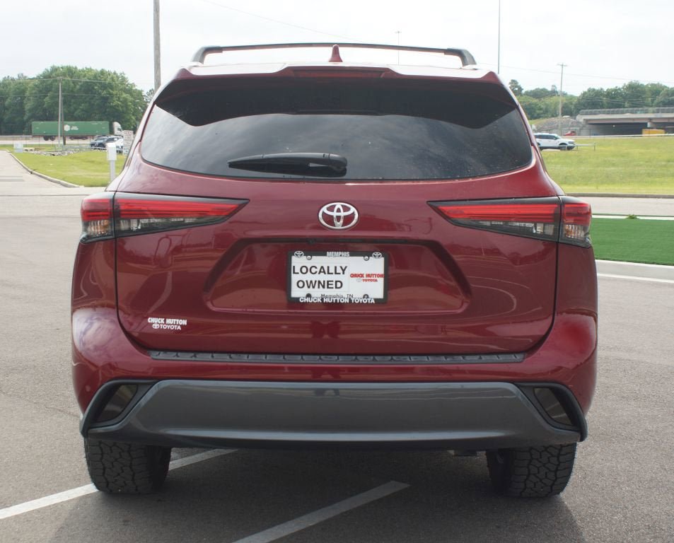 Used 2023 Toyota Highlander Limited FWD image 3