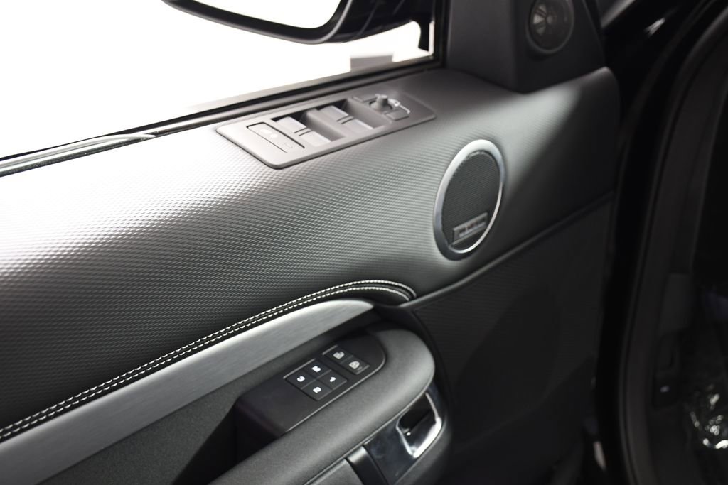 Certified 2025 Land Rover Discovery Dynamic SE image 15