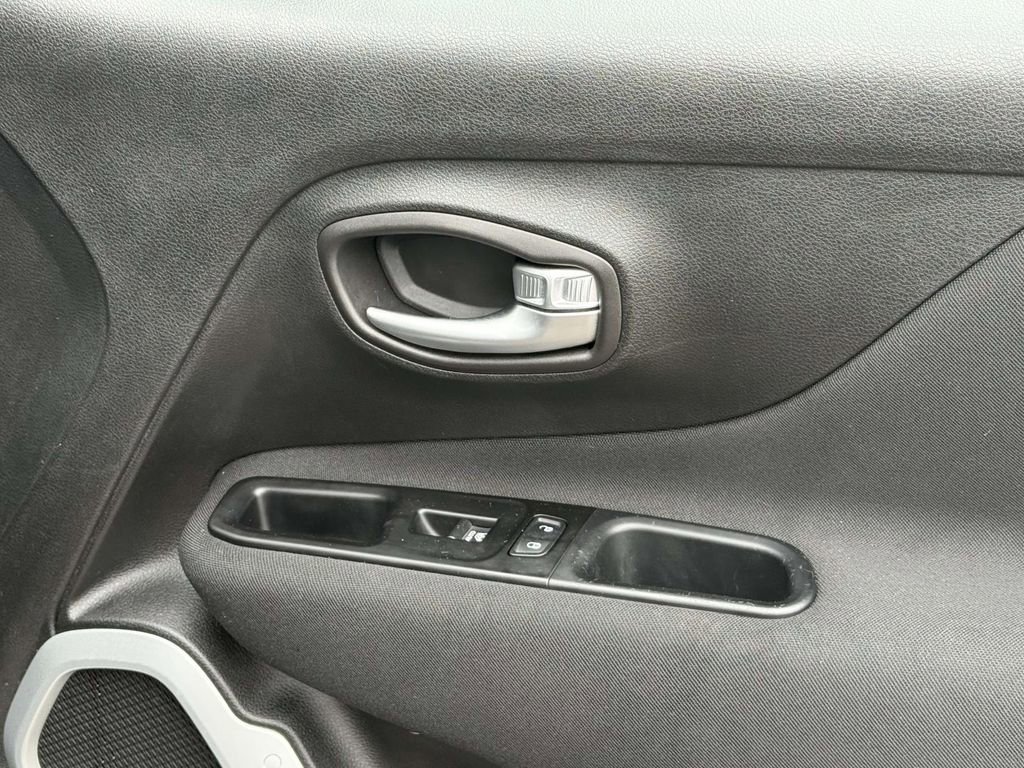 Used 2020 Jeep Renegade Latitude w/ Cold Weather Group image 9