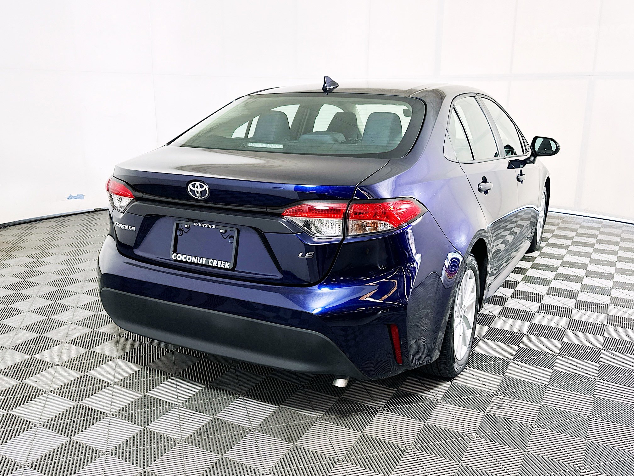 Used 2023 Toyota Corolla LE w/ LE Premium Package FWD image 3