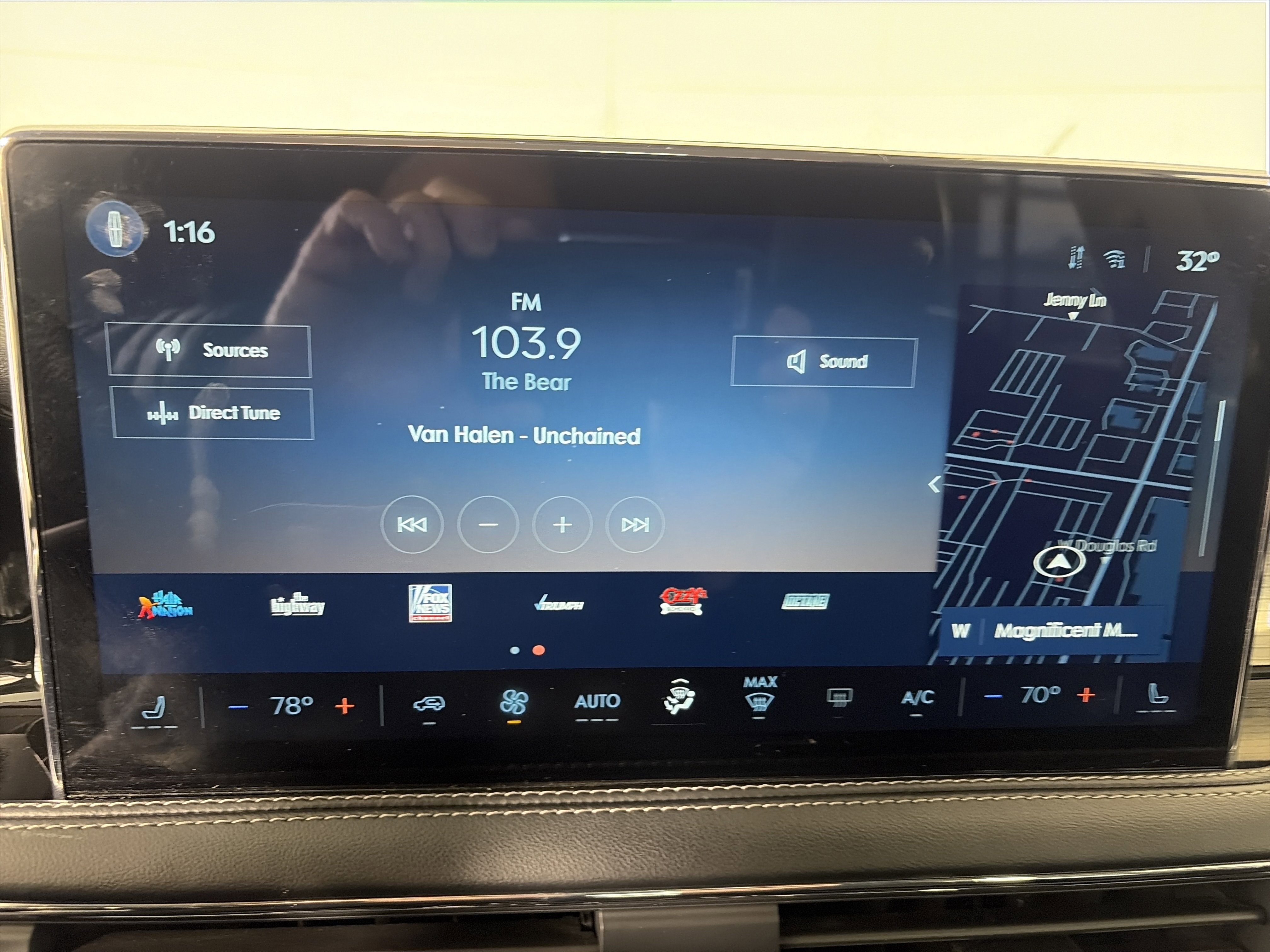 Used 2025 Lincoln Corsair AWD image 18