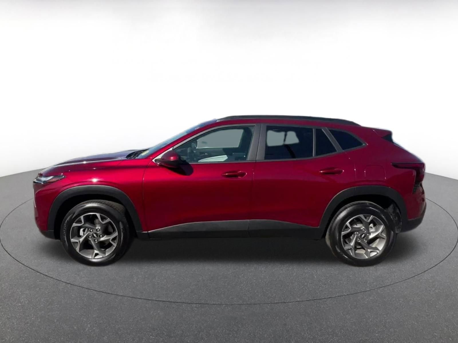 Used 2025 Chevrolet Trax LT FWD image 8