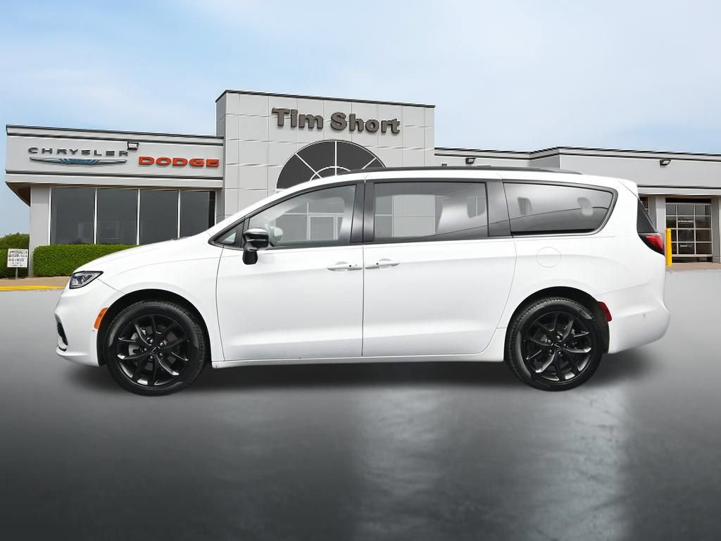 Used 2024 Chrysler Pacifica Limited w/ Uconnect Theater Family Group AWD/4WD image 2