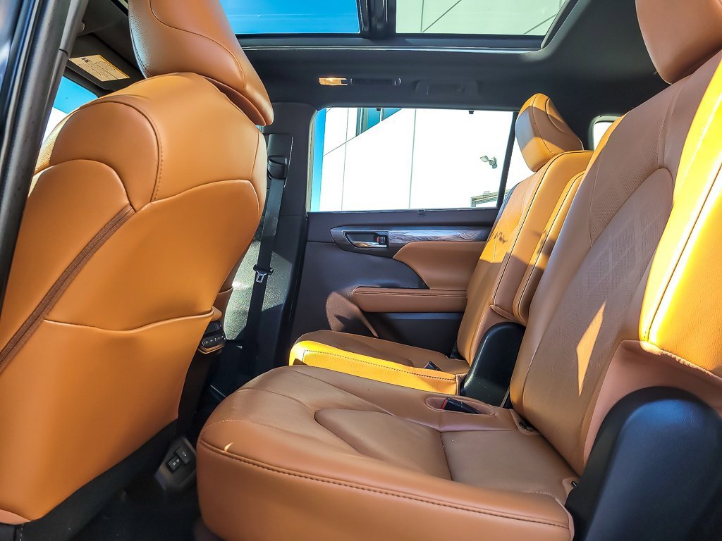 Used 2022 Toyota Highlander Platinum image 9