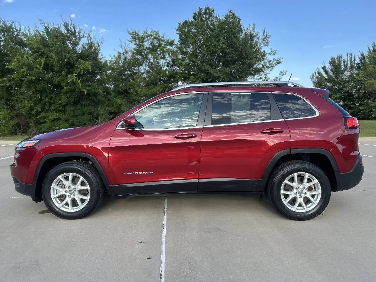 Used 2017 Jeep Cherokee Latitude w/ Safety/Convenience Group AWD/4WD image 9