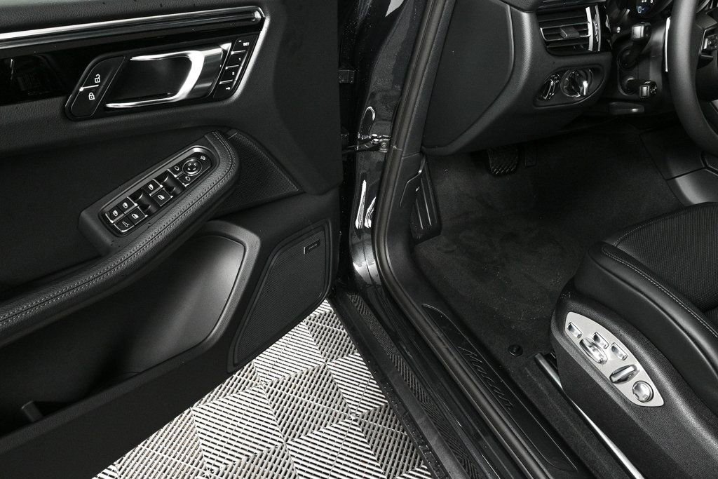 Certified 2026 Porsche Macan AWD/4WD image 8