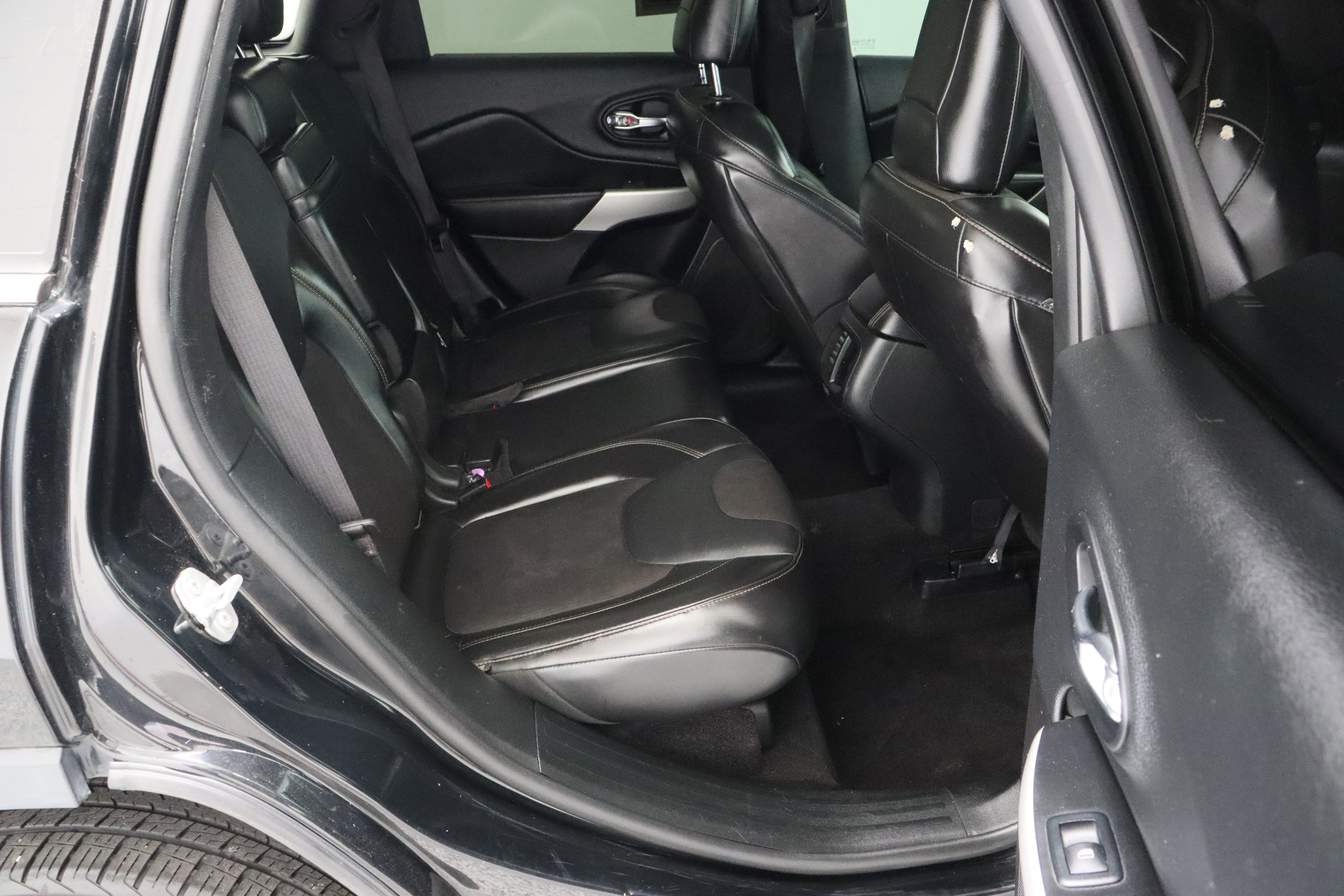 Used 2018 Jeep Cherokee Latitude Plus image 32