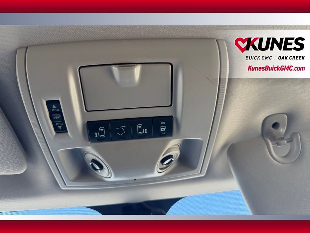 Used 2016 Chrysler Town & Country Touring-L image 21