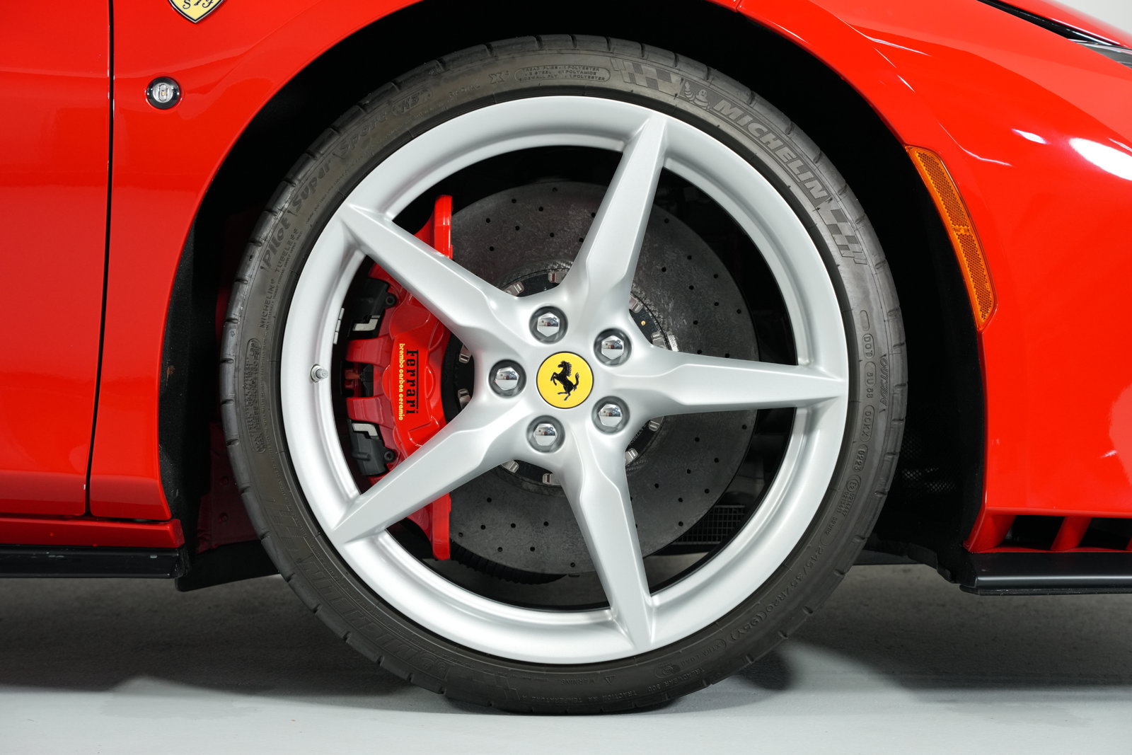 Used 2023 Ferrari F8 Spider RWD image 18