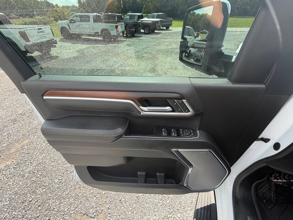Used 2025 GMC Sierra 2500 Denali AWD/4WD image 6