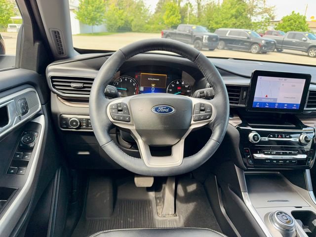 Used 2023 Ford Explorer Limited w/ Equipment Group 301A AWD/4WD image 16