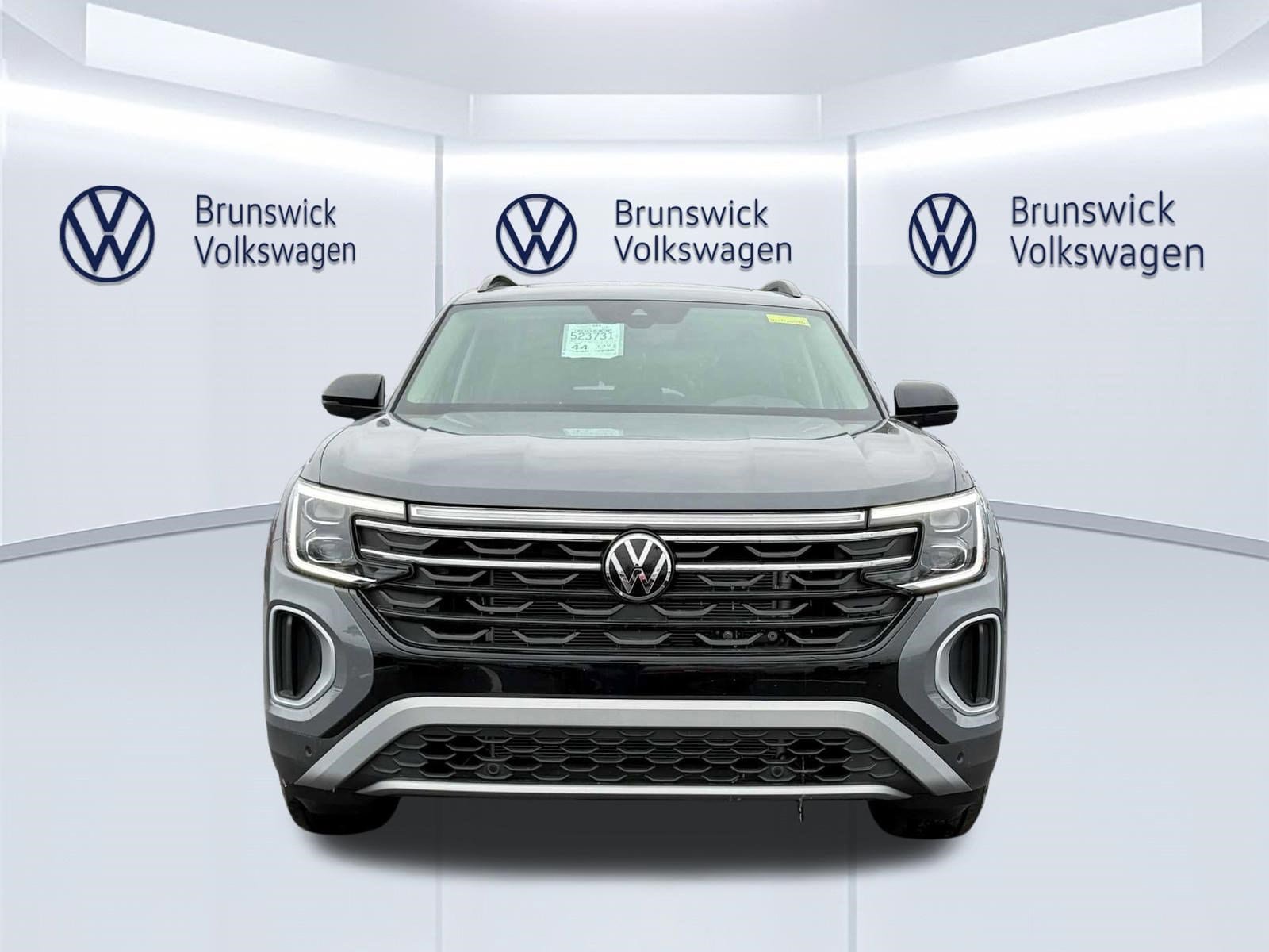 New 2026 Volkswagen Atlas Peak Edition image 2