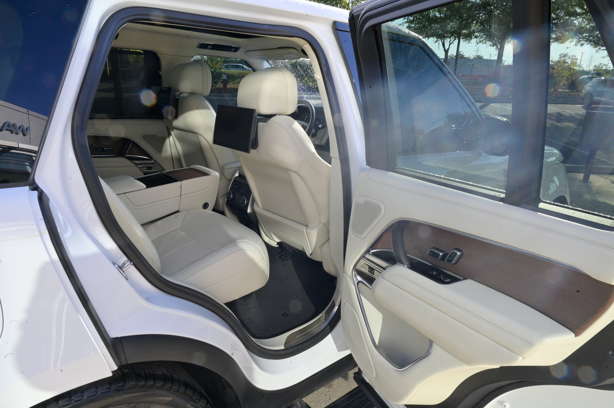 Used 2023 Land Rover Range Rover Autobiography image 46