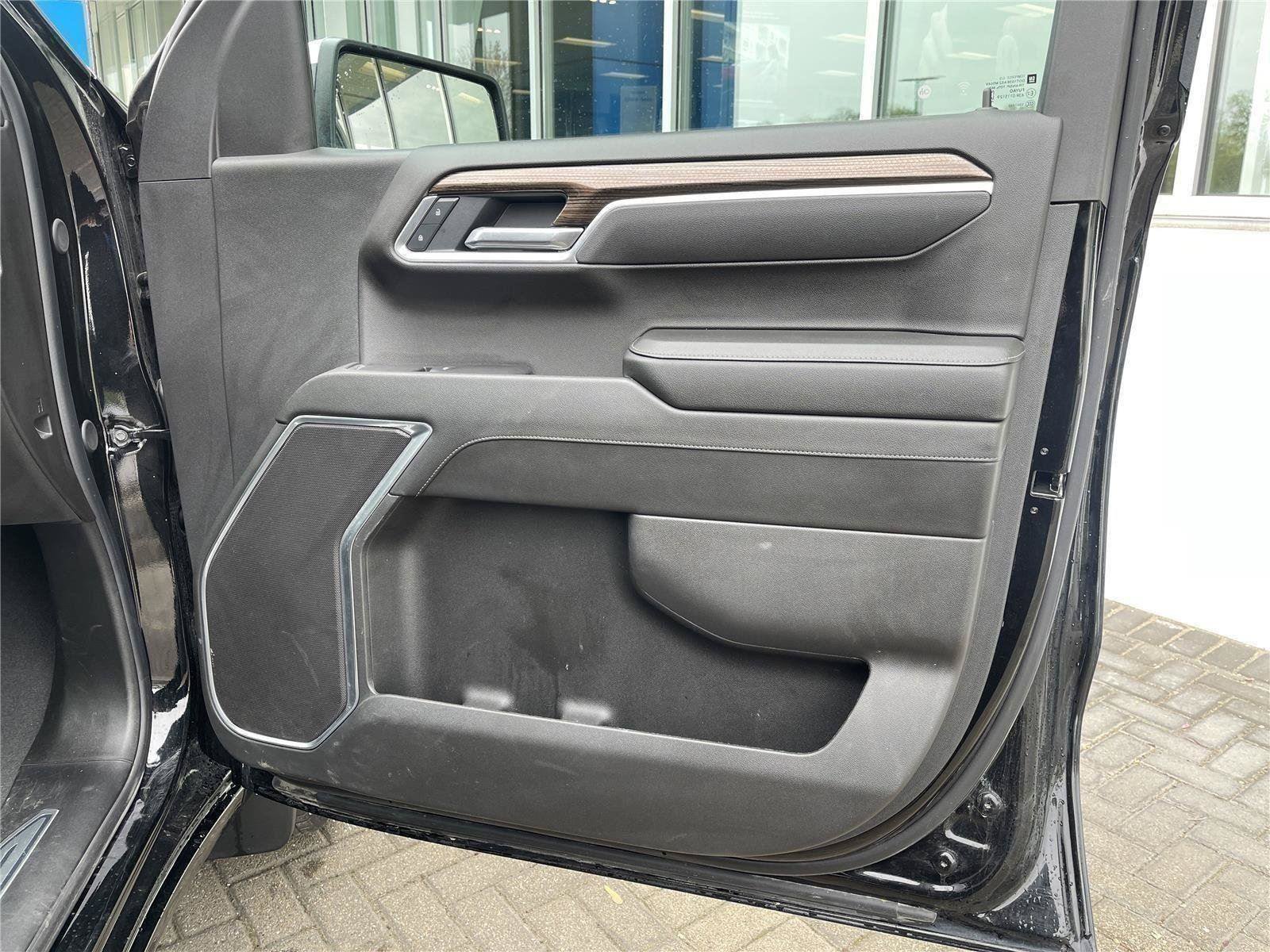 Used 2025 Chevrolet Silverado 1500 LT AWD/4WD image 34