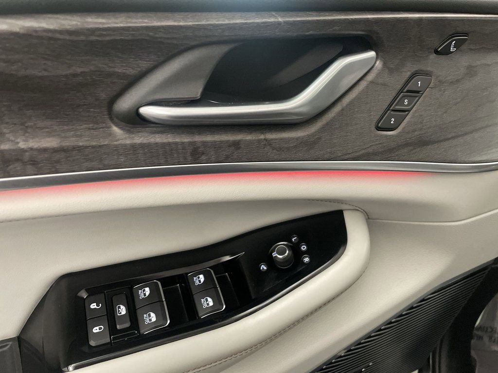 Used 2023 Jeep Grand Cherokee Overland w/ Advanced Protech Group III image 18