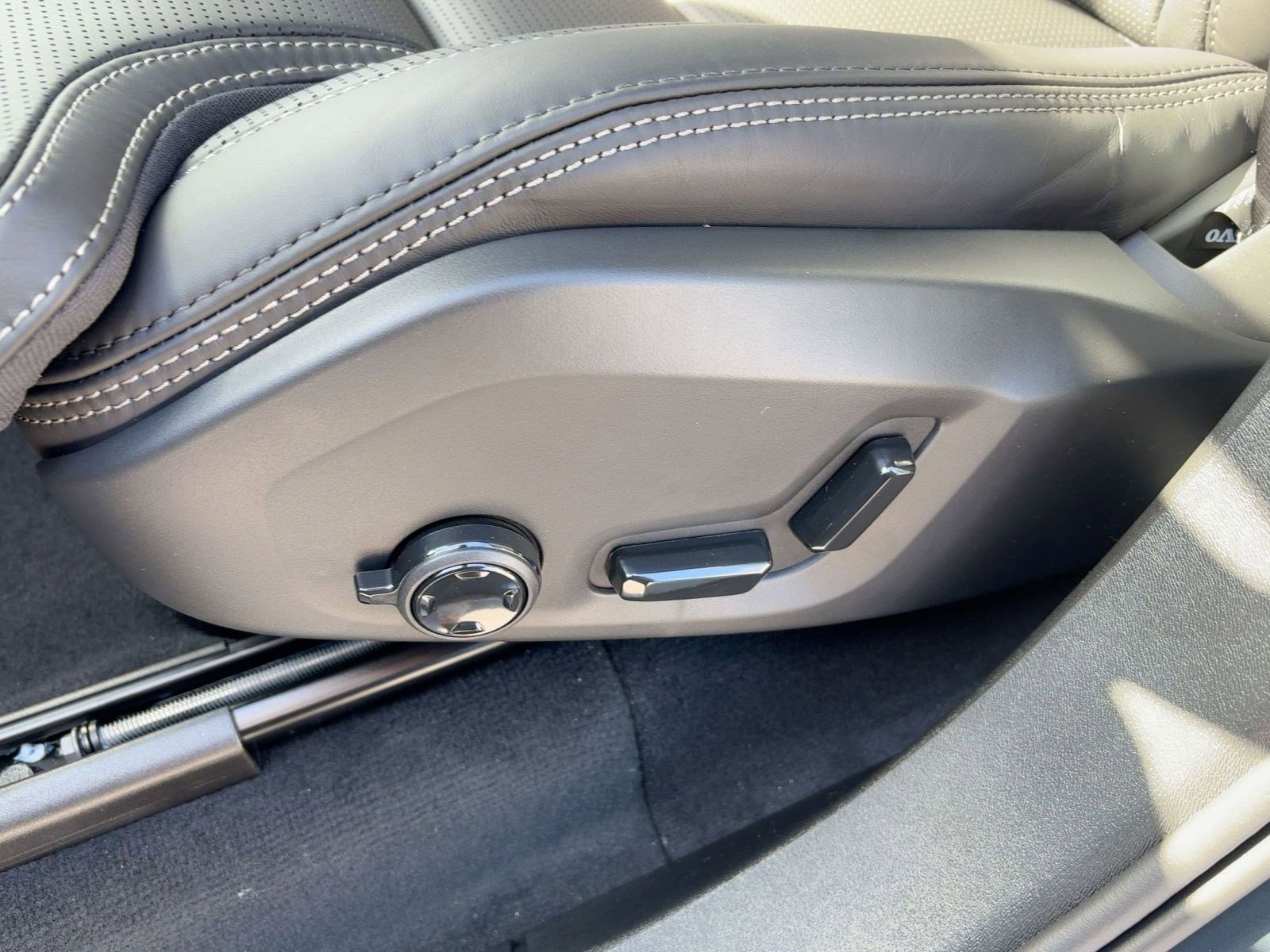 New 2026 Volvo XC90 T8 Ultra w/ Protection Package Premier image 13