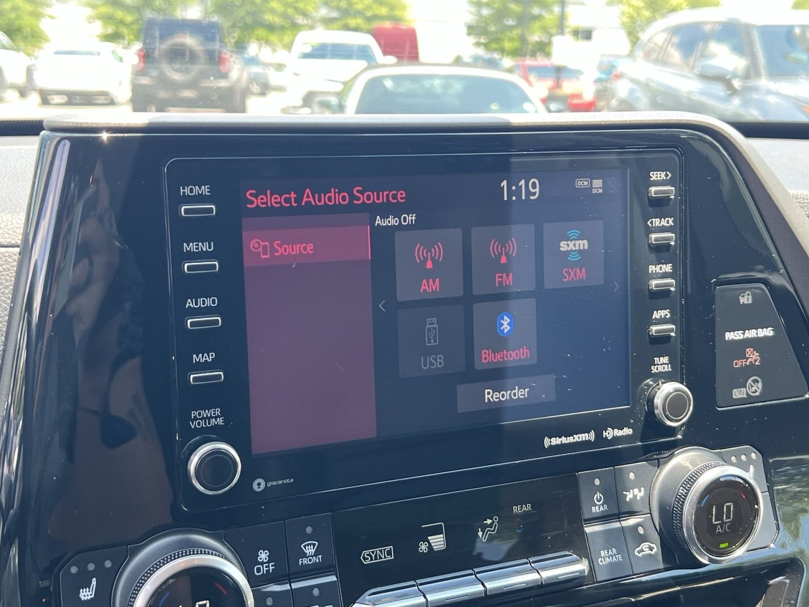 Used 2021 Toyota Highlander XLE AWD/4WD image 18