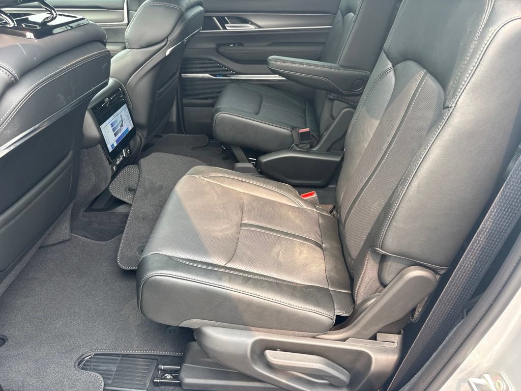 New 2026 Jeep Grand Wagoneer Summit AWD/4WD image 32