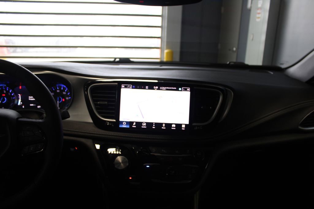 Used 2025 Chrysler Pacifica Limited FWD image 22