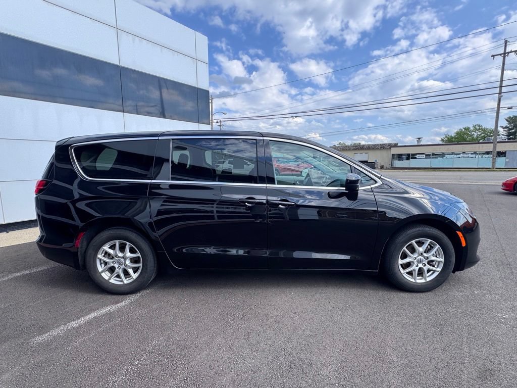Used 2024 Chrysler Voyager LX FWD image 4