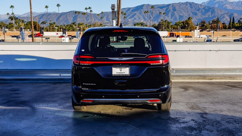 Certified 2024 Chrysler Pacifica Touring-L image 8