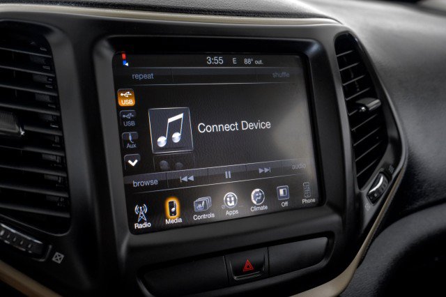 Used 2016 Jeep Cherokee Latitude w/ Cold Weather Group AWD/4WD image 30