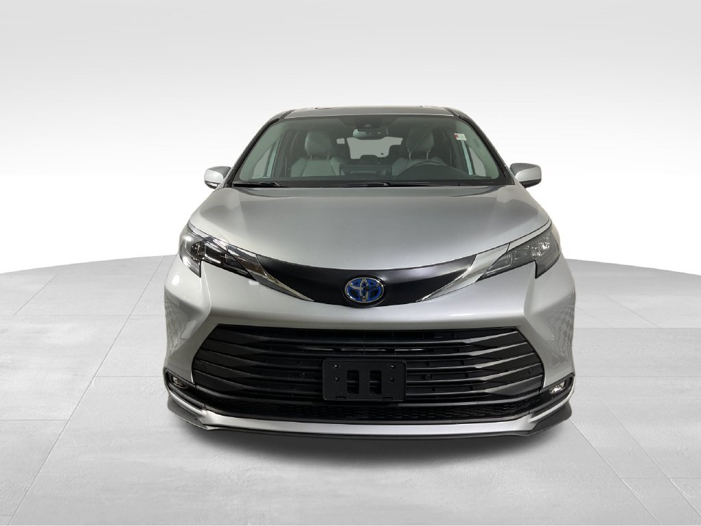 Certified 2025 Toyota Sienna XLE FWD image 3