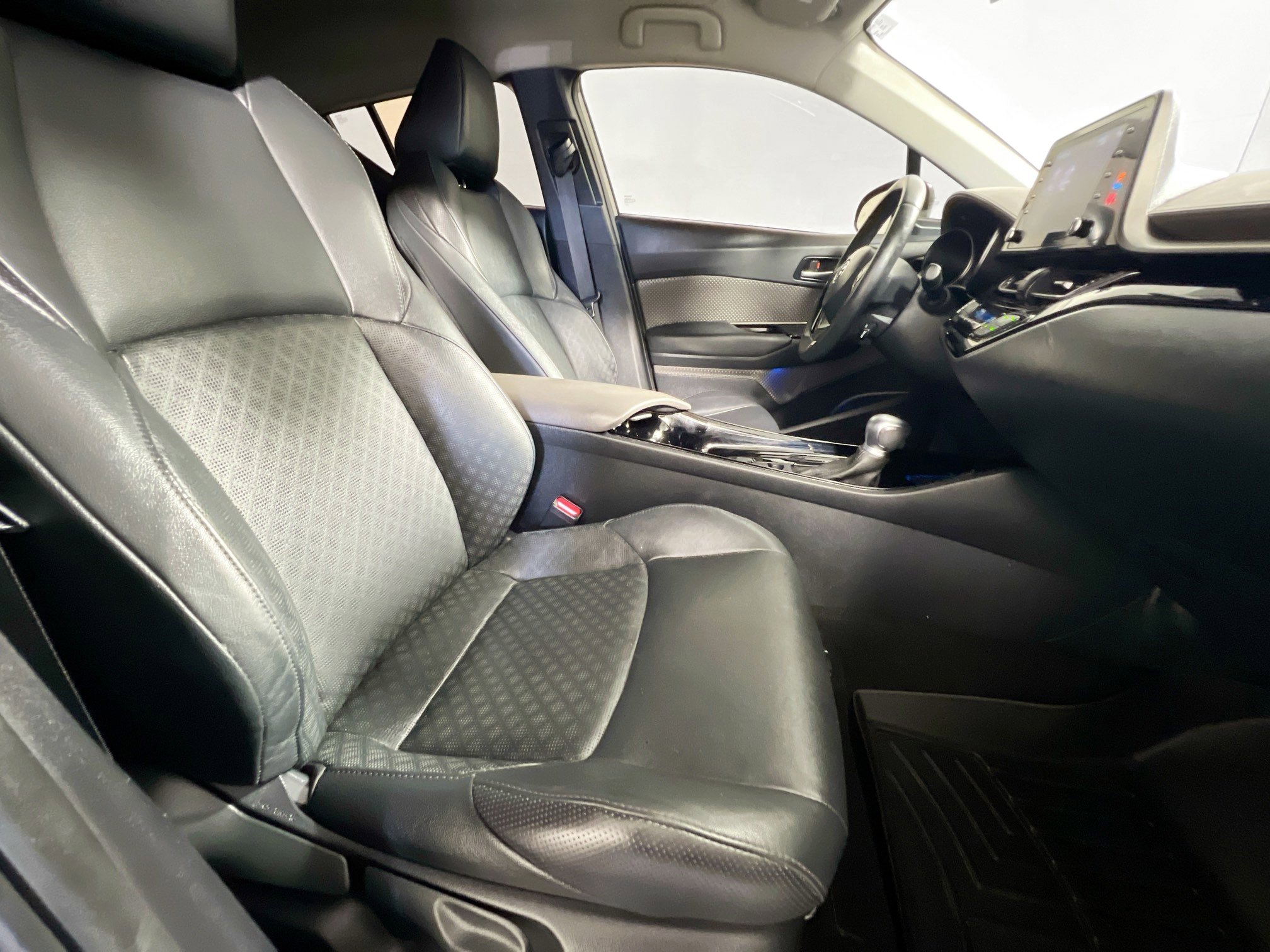 Used 2021 Toyota C-HR Limited image 31