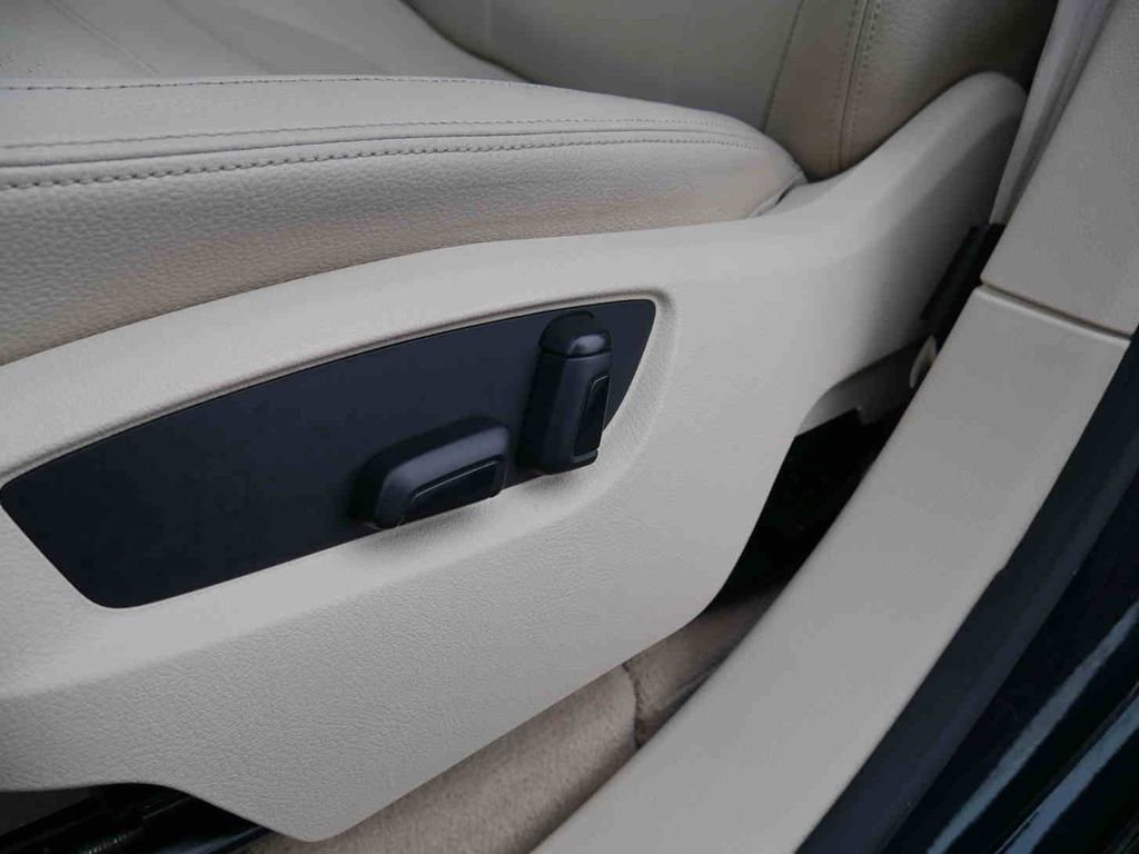 Used 2017 Volkswagen Touareg Sport image 29