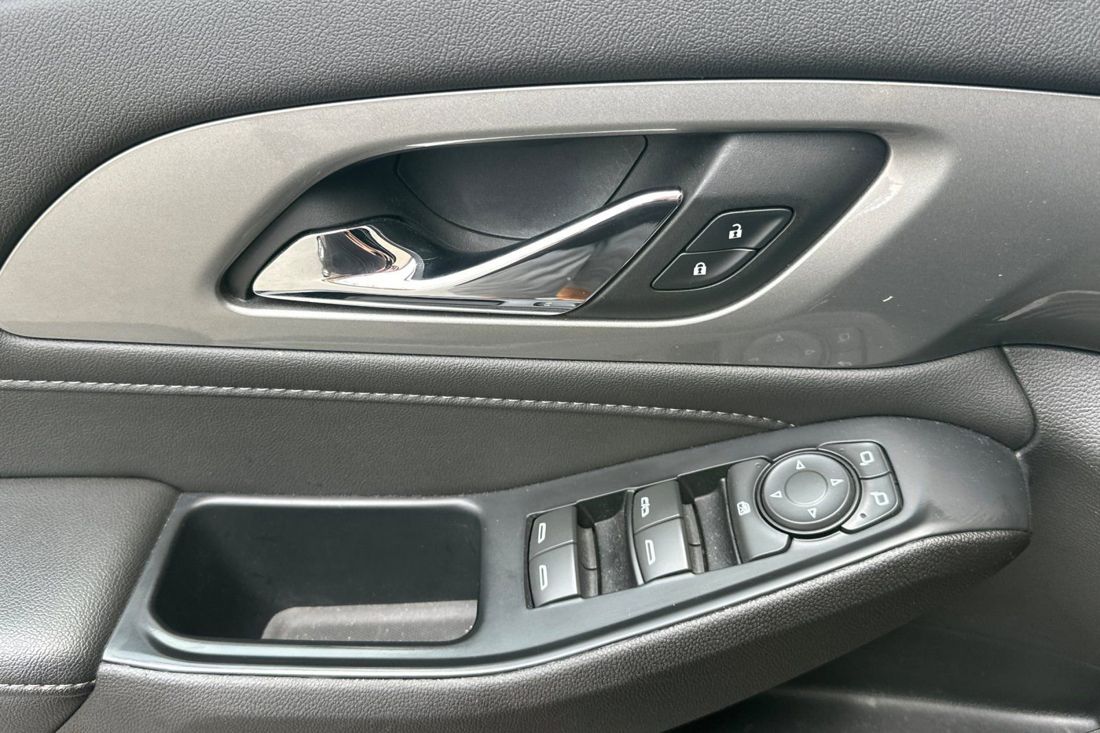 Used 2023 Chevrolet Traverse LT image 12