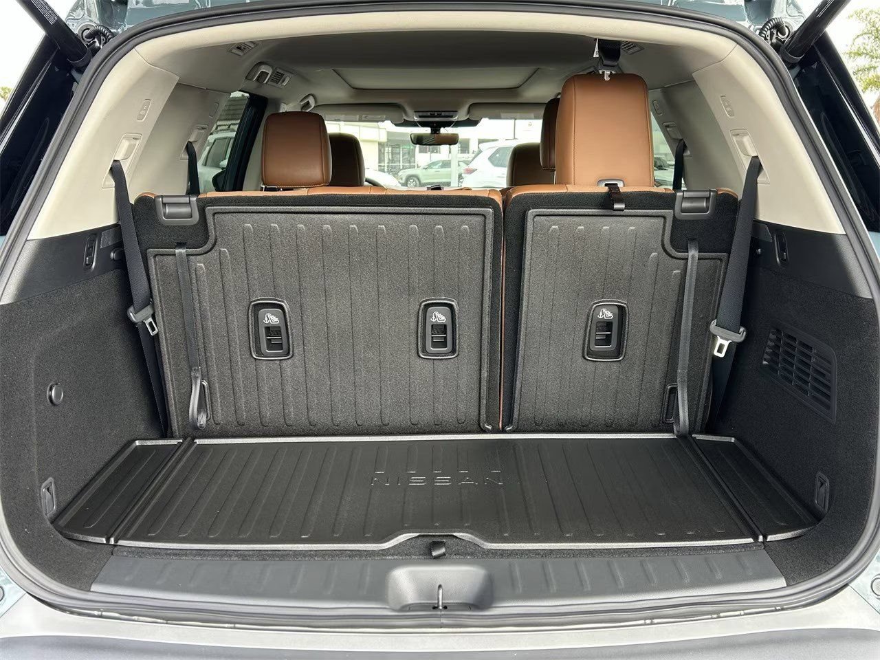 New 2026 Nissan Pathfinder Platinum FWD image 32