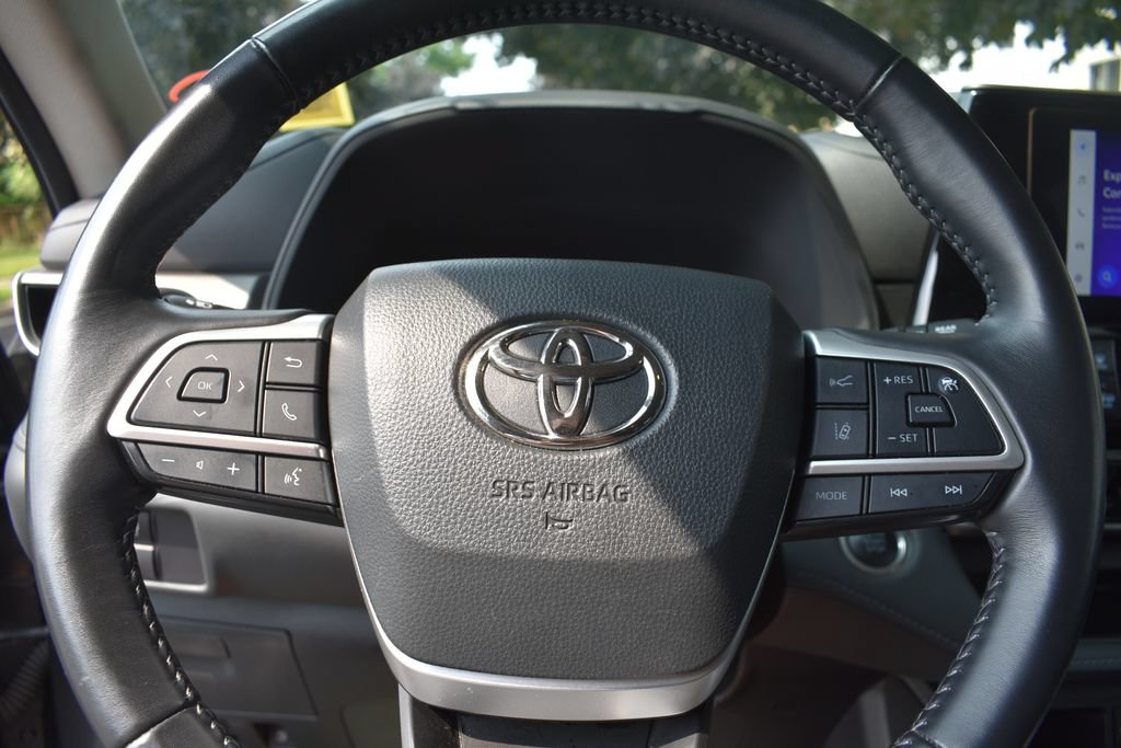 Used 2025 Toyota Highlander LE FWD image 12