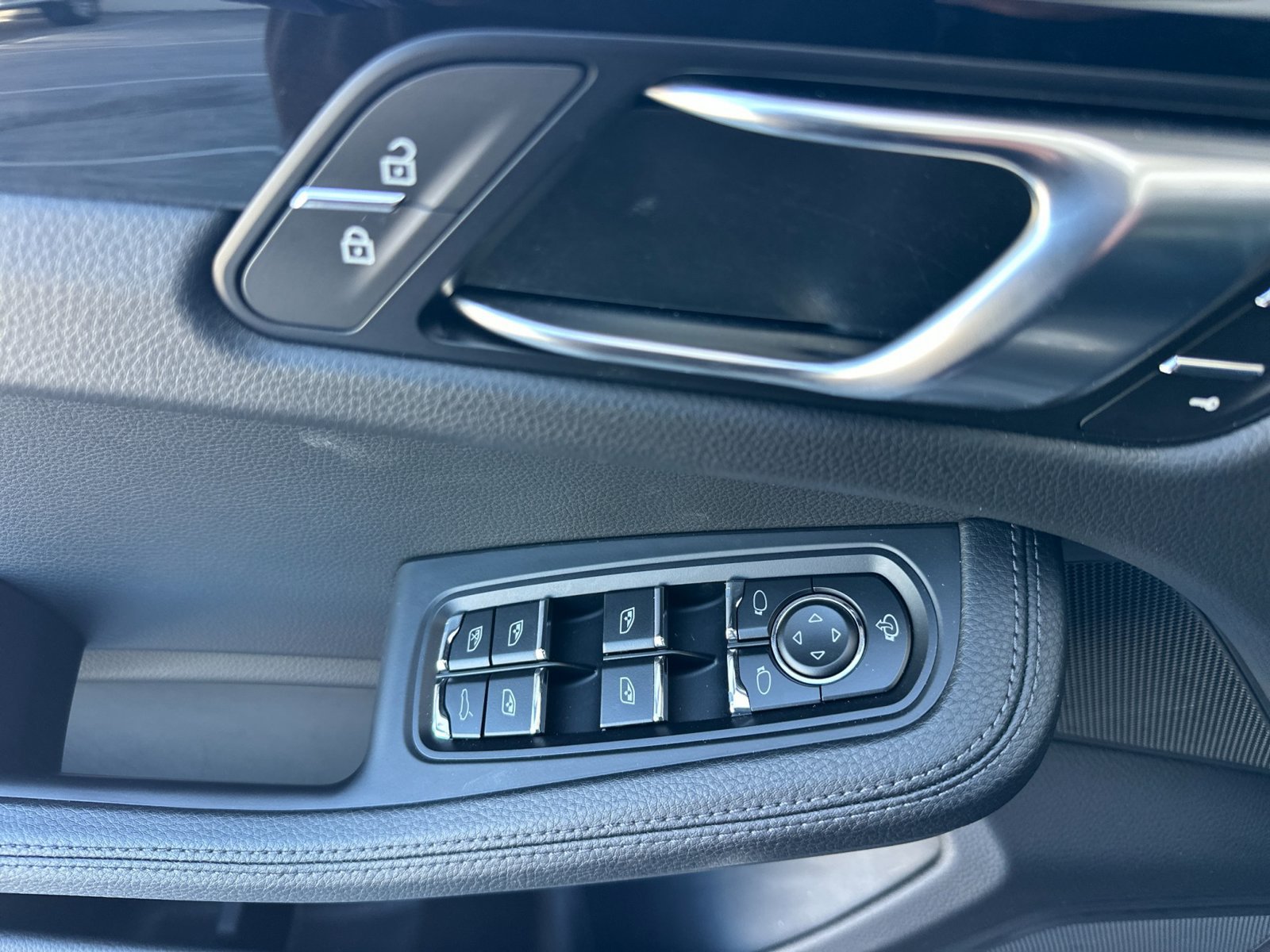 Certified 2026 Porsche Macan AWD/4WD image 28