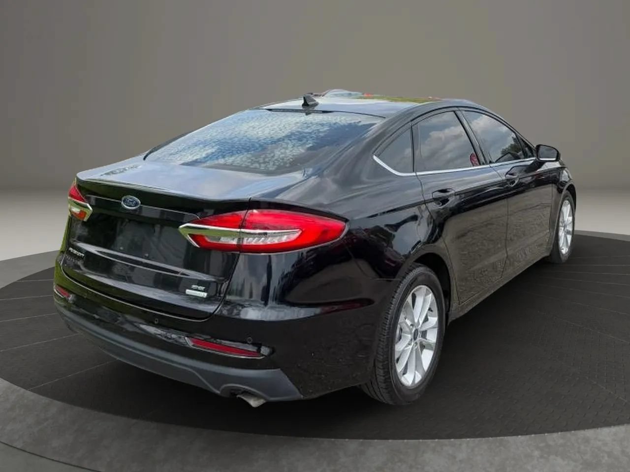 Used 2020 Ford Fusion SE FWD image 9