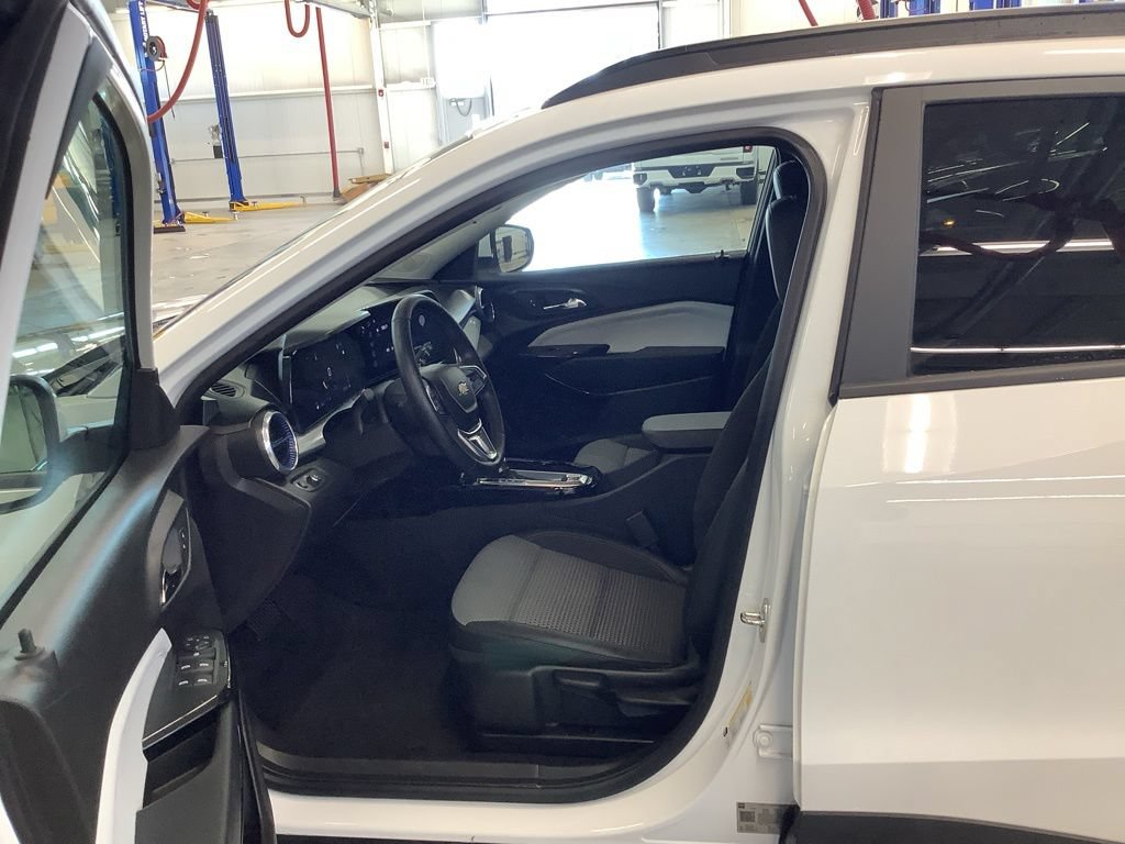Used 2024 Chevrolet Trax LT w/ Driver Confidence Package FWD image 16