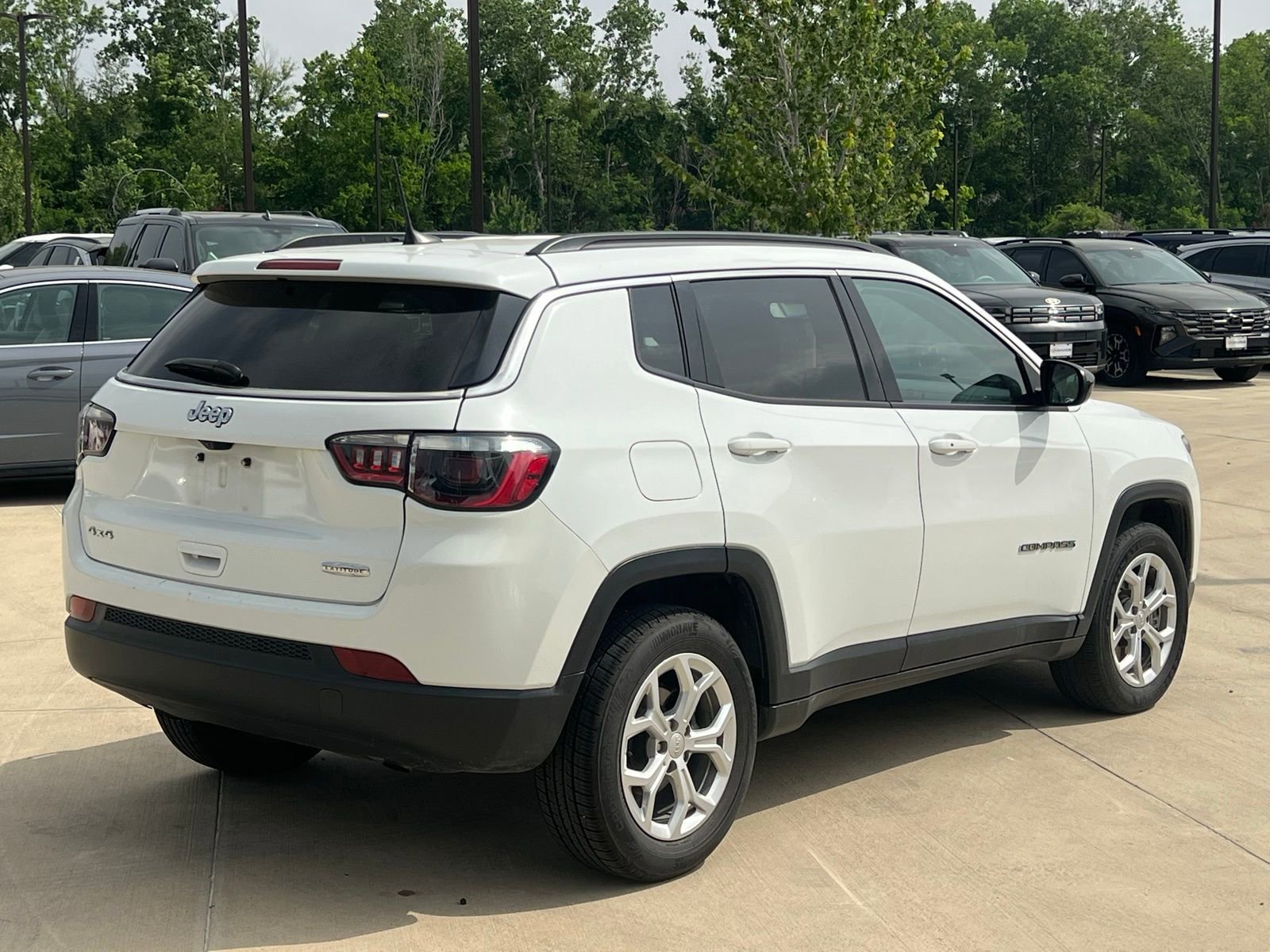 Used 2024 Jeep Compass Latitude AWD/4WD image 11