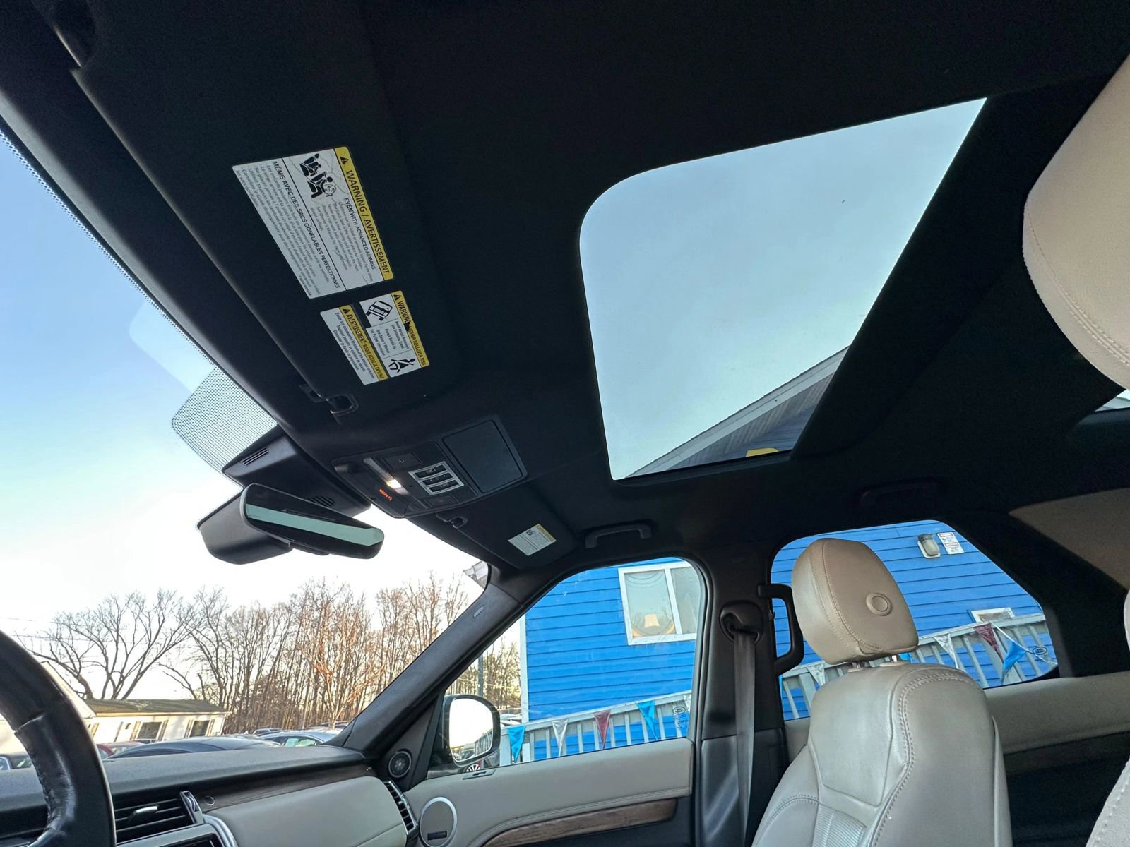 Used 2017 Land Rover Discovery HSE image 54