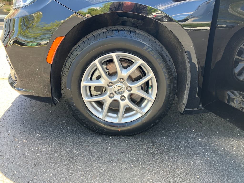 Used 2024 Chrysler Pacifica Touring-L FWD image 29