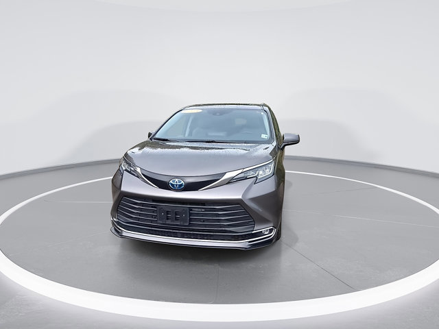 Used 2023 Toyota Sienna XLE image 3