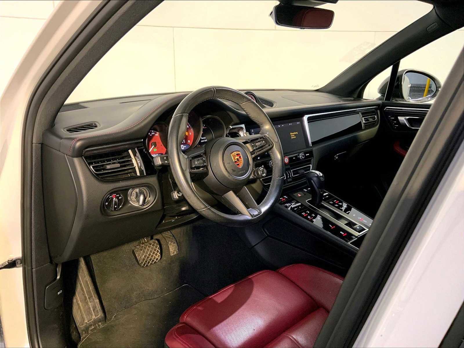 Certified 2023 Porsche Macan Turbo image 4