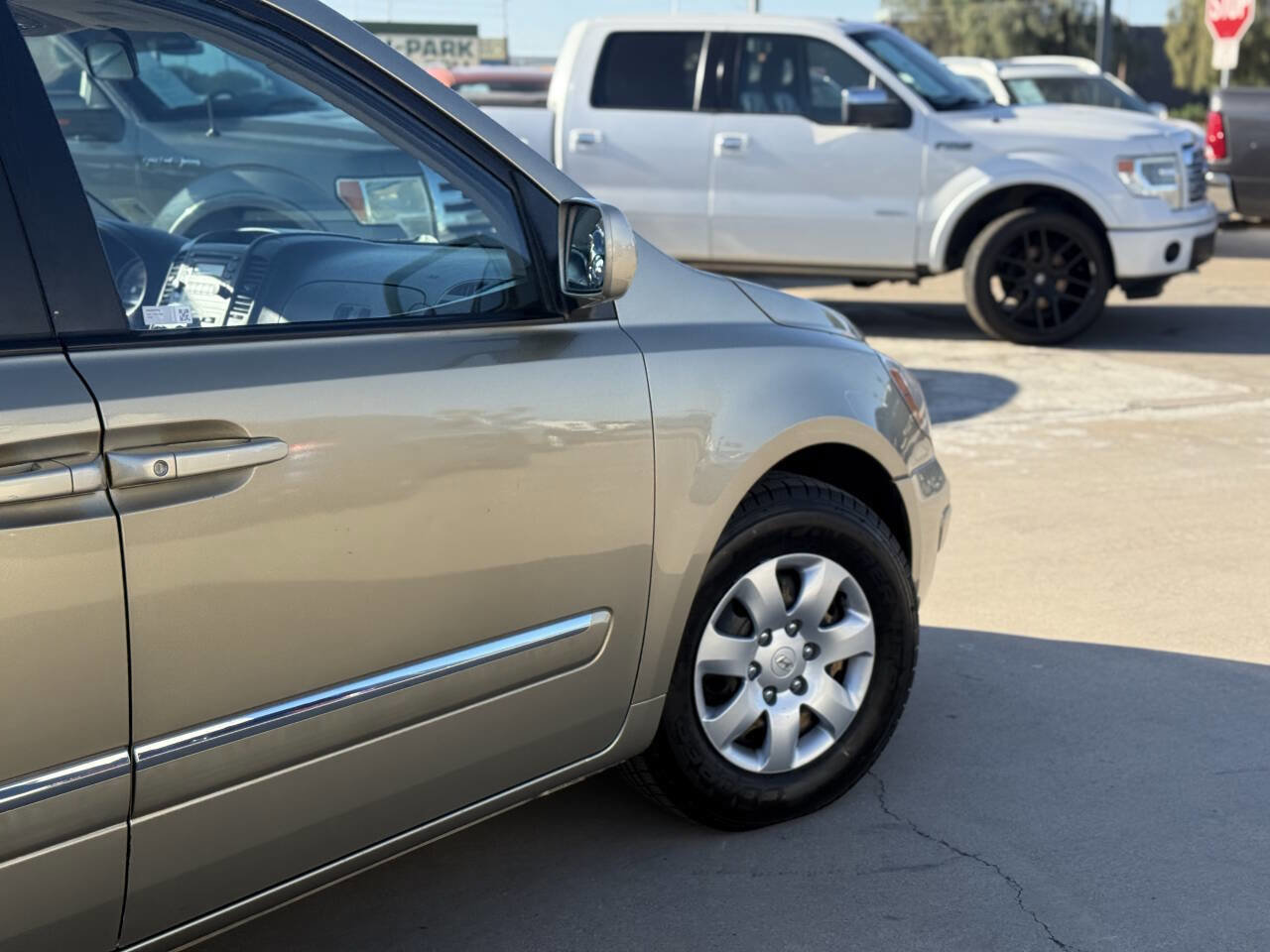 Used 2007 Hyundai Entourage Limited image 6